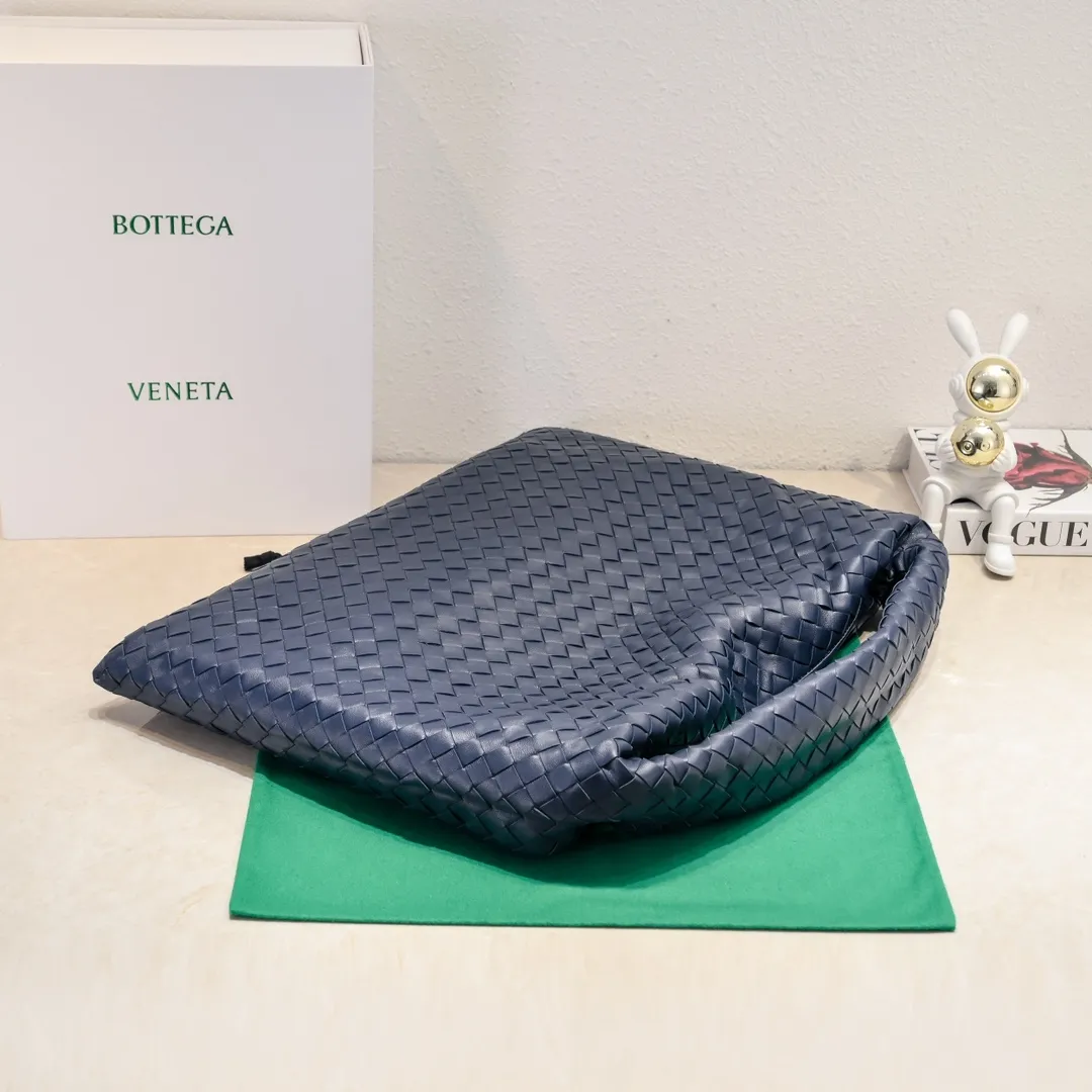 Batch 2160 #Bv New large HOP bag, the bag body and handles are made of a whole piece of woven leather. The bag body is soft and lazy. Hop symbolizes the praise of innovation and eternal craftsmanship [love]. The pyramid silhouette combines practicality and fashion. Modern and casual, the bag mouth is double-sided closed design, more convenient and safe! The cowhide texture also makes the bag more wear-resistant and durable. A must-have for fashionable ladies who like minimalism yet comfortable and casual! Size: 54x24x13, Model: 3970#